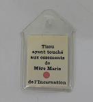 Reliekhouder houdende een afbeelding van Maria.
Keerzijde bevat een stukje textiel, met tekst: 'Tissu ayant touché aux ossements de Mère Marie de l'Incarnation'; Reliekhouder Reliekhouder