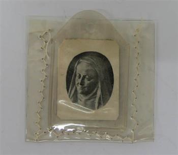 Reliekhouder houdende een afbeelding van Maria.
Keerzijde bevat een stukje textiel, met tekst: 'Tissu ayant touché aux ossements de Mère Marie de l'Incarnation'; Reliekhouder Reliekhouder