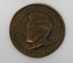 Penning houdende een afbeelding van Titus Brandsma, met tekst: 'Titus Brandsma Beatificatio MCMLXXXV'.
Keerzijde houdende een afbeelding van een schild met drie sterren, met tekst: 'Bolsward 1881=Dachau 1942 Roma 3-11-1985'; Penning Penning