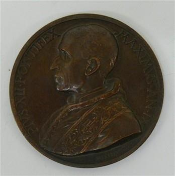 Jaarpenning houdende een afbeelding van paus Pius XII, met tekst: 'Pius XII Pontifex Maximus An. IX Mistruzzi'.
Keerzijde houdende een afbeelding van negen personen, met tekst: 'Inserti superis hominum succurrite rebus'.; Jaarpenning Jaarpenning