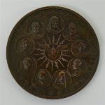 Jaarpenning houdende een afbeelding van paus Pius XII, met tekst: 'Pius XII Pontifex Maximus An. IX Mistruzzi'.
Keerzijde houdende een afbeelding van negen personen, met tekst: 'Inserti superis hominum succurrite rebus'.; Jaarpenning Jaarpenning