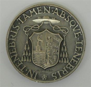 Penning houdende een afbeelding van het wapen van een kardinaal, met tekst: 'In tenebris tamen absque tenebris Mistruzzi Savelli'.
Keerzijde houdende een afbeelding van een sleutel, met tekst: 'Sede Vacante Anno Domini MCMLVIII Fridericus Callori di Vignale conclavis gubernator'; Penning Penning