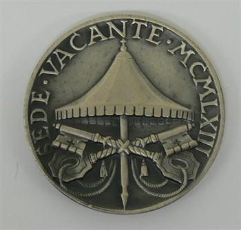 Penning houdende het wapen van een kardinaal, met tekst: 'In tenebris tamen absque tenebris Savelli'.
Keerzijde houdende een afbeelding van een sleutel, met tekst: 'Sede Vacante Anno Domini MCMLXIII Fridericus Gallori di Vignale conclavis gubernator'; Penning Penning