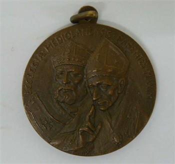 Medaille houdende een afbeelding van twee geestelijken, met tekst: 'Ecclesiae Mediolanensis Maximi Manfrini'.
Keerzijde houdende een afbeelding van het wapen van een kardinaal, met tekst: 'Jo. Bapt. Montini archiep. Mediol. in Nomine Domini' 'E. Manfrini mod. S. Johnson'; Medaille Medaille