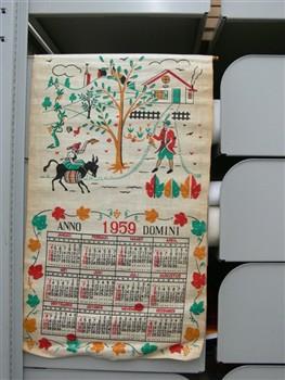 Kalender houdende een afbeelding van een jager voor een huis, die een vrouw op een ezel begroet, met tekst: 'Anno Domini 1959'.; Kalender Kalender
