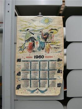 Kalender houdende een afbeelding van een fluitspeler en reigers en ooievaars, met tekst: 'Anno Domini 1960'.
Achterkant met tekst: 'Blindenbibliotheek Grave prijs: f 2,75'; Kalender Kalender