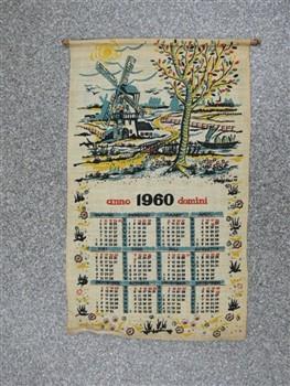 Kalender houdende een afbeelding van een boom en een molen aan water, met tekst: 'Anno 1960 Domini'.
Achterkant met tekst: 'Blinden Bibliotheek "Le Sage ten Broek" Grave'; Kalender Kalender