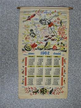 Kalender houdende een afbeelding van zwemmers en fauna in zee, met tekst: 'Anno Domini 1962'.
Achterkant met tekst: 'Blindenbibliotheek Grave Prijs f 2,75'; Kalender Kalender