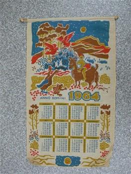 Kalender houdende een afbeelding van een kind op een bok, met twee ganzen, twe eenden en een kikker, met tekst: 'Anno Domini 1964'.
Achterkant met tekst: 'Uitg. Blindenbibliotheek Grave prijs f 2,75'; Kalender Kalender