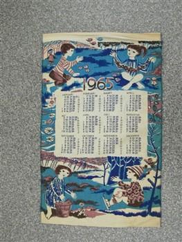 Kalender houdende een afbeelding van spelende kinderen in een zomertafereel en wintertafereel, met tekst: '1965'.
Achterkant met tekst: 'Uitg. Blindenbibliotheek Grave prijs f 3,='; Kalender Kalender