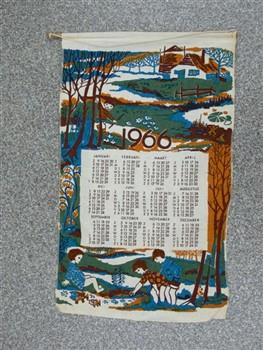 Kalender houdende een afbeelding van spelende kinderen in een bos, met tekst: '1966'.
Achterkant met tekst: 'Uitg. Blindenbibliotheek Grave prijs f. 3,25'; Kalender Kalender