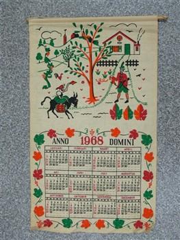 Kalender houdende een afbeelding van een jager, die voor zijn huis een meisje op een ezel begroet. Met tekst: 'Anno Domini 1968'.
Achterkant met tekst: 'Uitg. Blindenbibliotheek Nijmegen prijs f. 3,25'; Kalender Kalender