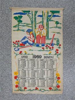 Kalender houdende een afbeelding van een uitrustende man met bijl en een vrouw met spade, met tekst: 'Anno Domini 1969'.
Achterkant met tekst: 'Uitg. Blindenbibliotheek Nijmegen prijs f. 3,25'; Kalender Kalender