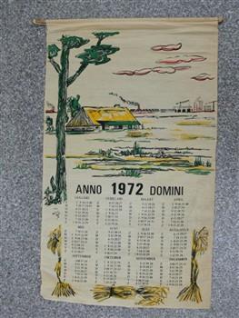Kalender houdende een afbeelding van een boom, een boerderij en industrie op de achtergrond, met tekst: 'Anno Domini 1972'.
Achterkant met tekst: 'Uitg. Blindenbibliotheek Nijmegen prijs f. 3,75'; Kalender Kalender