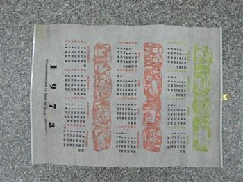 Kalender houdende gestileerde afbeeldingen van de tekens van de dierenriem, te beginnen met de Waterman in januari, met tekst: '1973 Blindenbibliotheek Le Sage ten Broek - Nijmegen'; Kalender Kalender